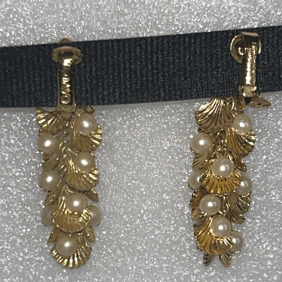 Vintage Avon Clip on Dangle Earrings Gold Plated Pearls on half Shells size 1.5" - Picture 12 of 15